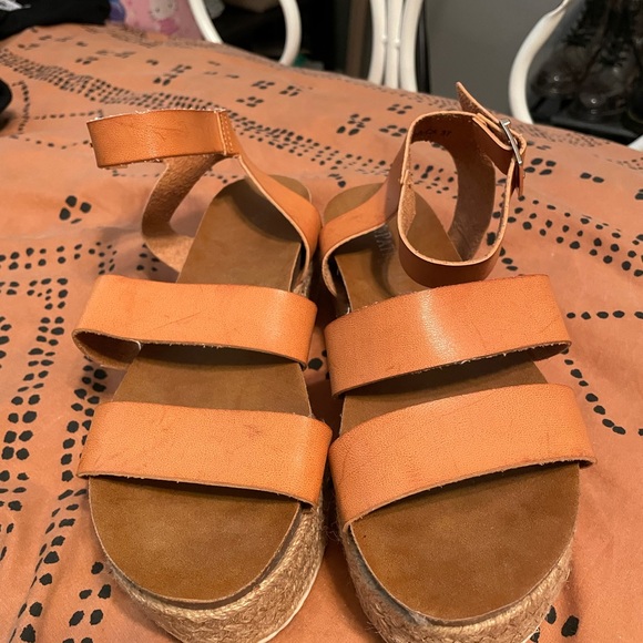 Platform Sandals - Picture 2 of 3